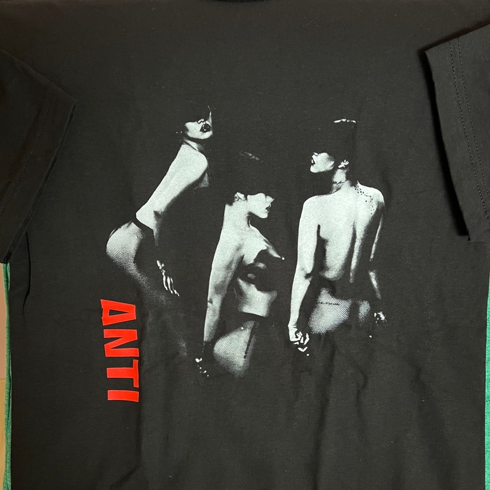 Rihanna “Rih-Issue” Anti Tshirt